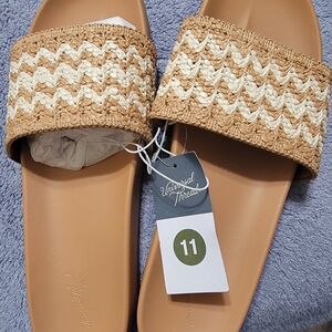 Universal Thread Woven Tan and Cream Slides